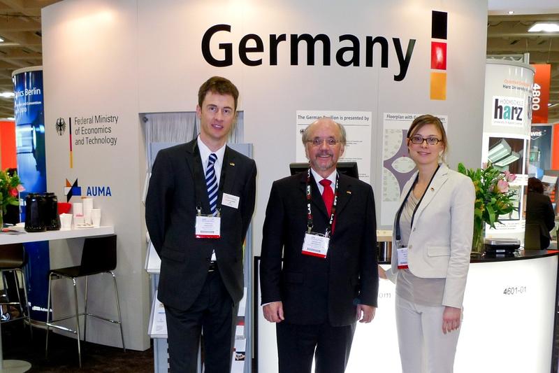 Besuch des stellvertretenden Generalkonsuls Eberhard Brockmann (Mitte) auf dem deutschen Gemeinschaftsstand. Links Dr. Andreas Ehrhardt von OptecNet Deutschland e.V., rechts Birgit Ladwig von Spectaris e.V.