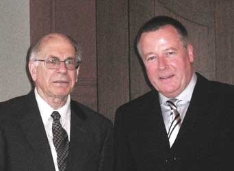 Neuer Ehrendoktor der Uni Würzburg: Daniel Kahneman (links), Psychologe von der Prin-ceton University (USA) und 2002-er Nobelpreisträger für Wirtschaftswissenschaften, mit seinem Laudator Fritz Strack, Sozialpsychologe an der Uni Würzburg.
