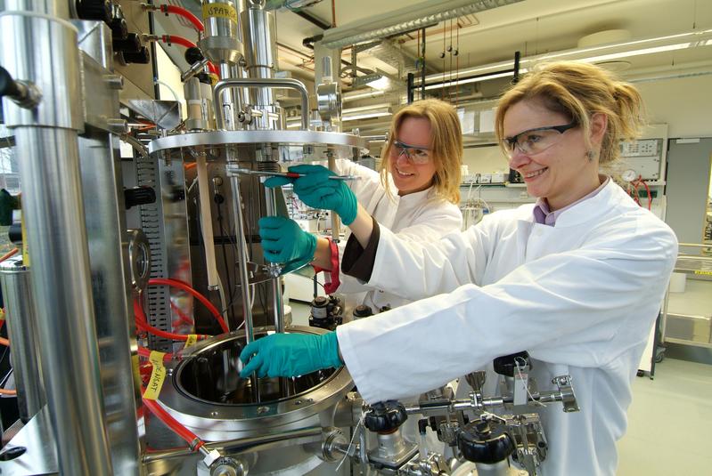 Wissenschaftlerinnen an einem Fermenter zur Anzucht von Zellen.