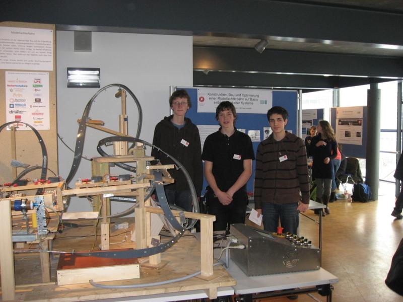 Konstruktion, Bau und Optimierung einer Modellachterbahn auf Basis selbstentwickelter Systeme Jonas Adams, Matthias Willberger, Felix Lentes Kurfürst-Balduin-Gymnasium Münstermaifeld 