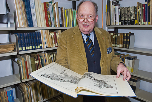 Dr. Ludwig Biewer mit einem Wirtschaftsatlas zu Pommern
