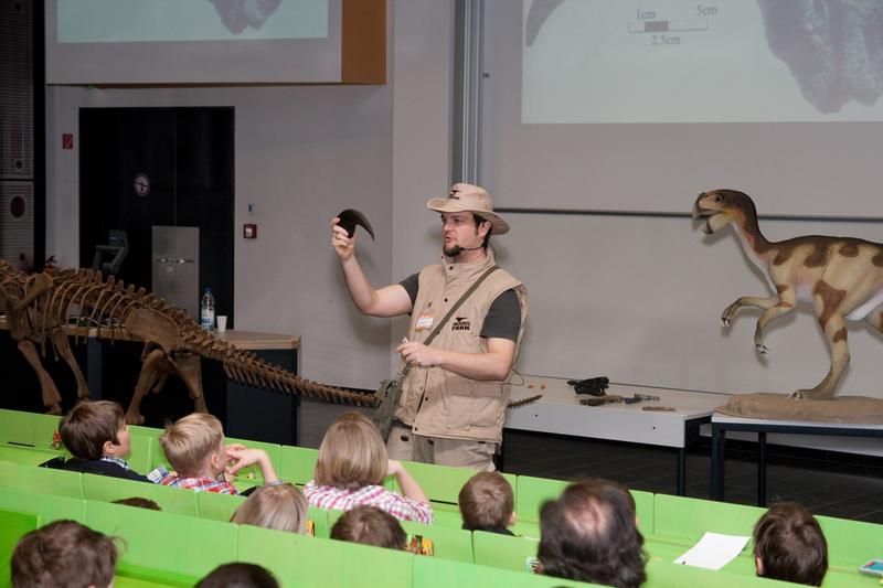 Nils Knötschke vom Dinosaurier-Park Münchehagen unternahm mit den Junior-Studenten der KinderHochschule einen Ausflug in die Welt der Dinosaurier.