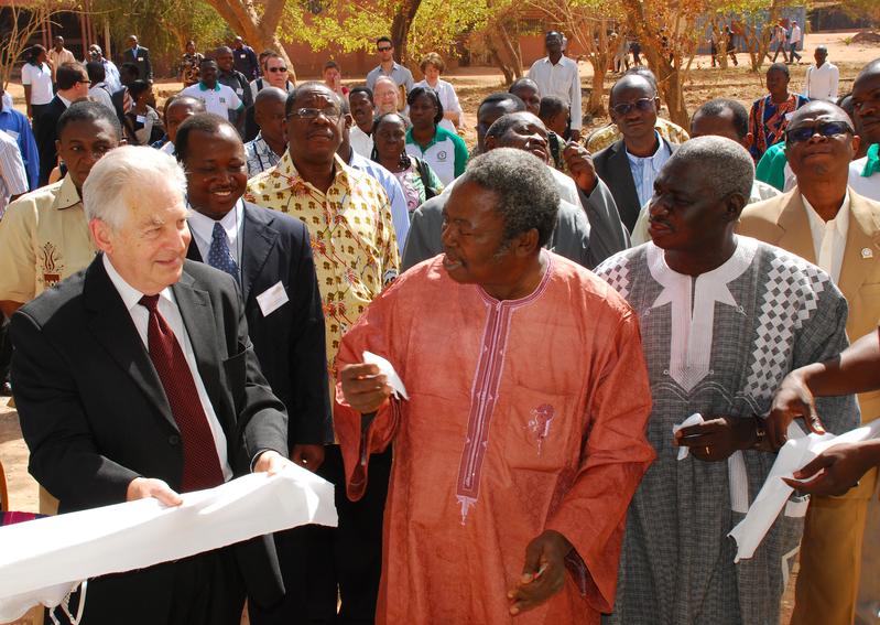 Karl Eduard Linsenmair (l.) bei der feierlichen Eröffnung des neuen Informationszentrums in Ouagadougou. 