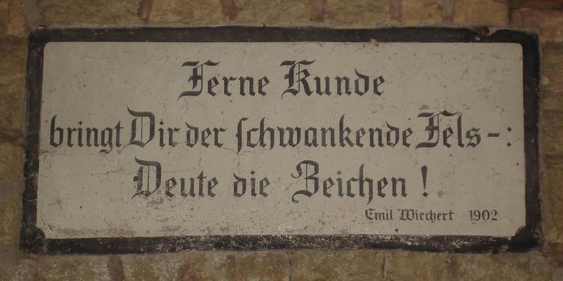 "Ferne Kunde bringt Dir der schwankende Fels - Deute die Zeichen!" Spruch am Eingang der Erdbebenwarte in Göttingen