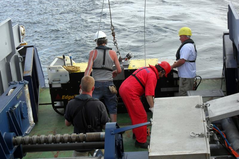 Wissenschaftler und Besatzungsmitglieder bereiten an Bord des Forschungsschiffes POSEIDON ein SeitenSidescan-Sonar zum Einsatz vor. Das Gerät wird anschließend hinter dem Schiff geschleppt, sendet akustische Signale in Richtung Meeresboden und empfängt die vom Meeresboden zurück kommenden Signale. Daraus können präzise Karten des Meeresbodens erstellt werden. 