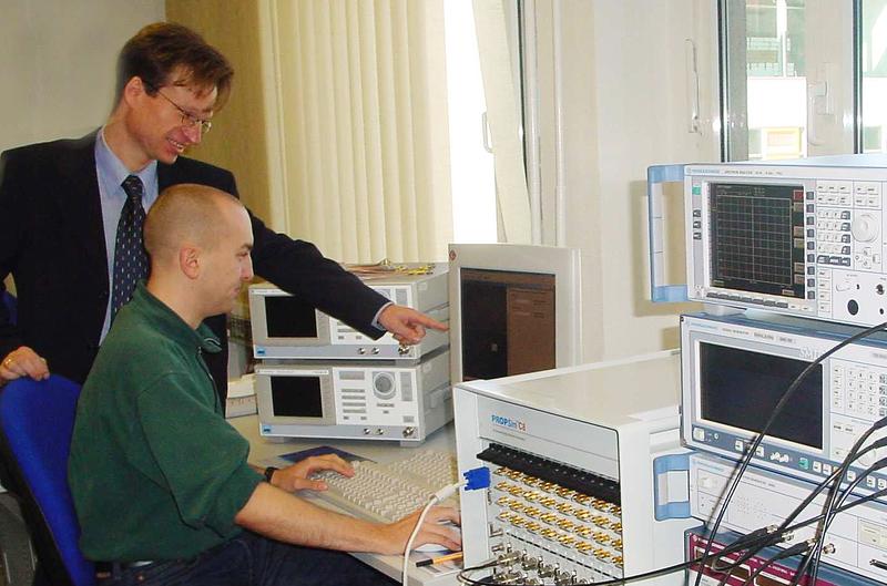 Der Preisträger Prof. Martin Haardt (links) und Marko Hennhöfer, wissenschaftlicher Mitarbeiter an dessen Fachgebiet Nachrichtentechnik 