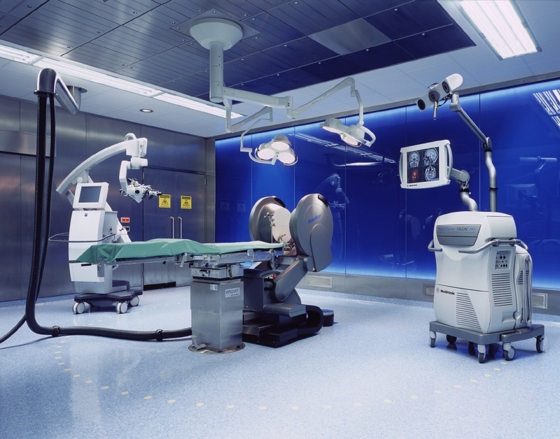 Übersicht über den neugeschaffenen neurochirurgischen Operationssaal mit intraoperativem Kernspintomographen an der Klinik für Neurochirurgie am Universitätsklinikum Frankfurt am Main