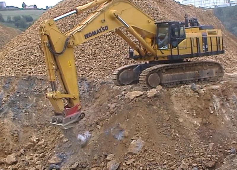 Ein 120 Tonnen Bagger mit einem ca. 1.60 Meter großen Reißzahn bei der mechanischen Gesteinsgewinnung. Der erste Optimierungsansatz für den Bagger-Reißzahn wird auf der Bauma auf dem Stand des Herstellers vorgestellt  