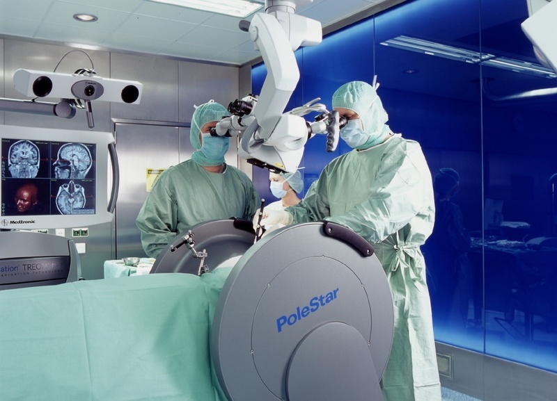Mikrochirurgische Gehirnoperation mit intraoperativem Kernspintomographen an der Klinik für Neurochirurgie am Universitätsklinikum Frankfurt am Main