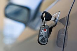 Fahrzeug-Zulassungen lassen sich künftig kostengünstig, effizient und zügig bearbeiten: Fraunhofer FOKUS stellt auf der CeBIT 2010 die elektronische Kfz-Zulassung vor. 