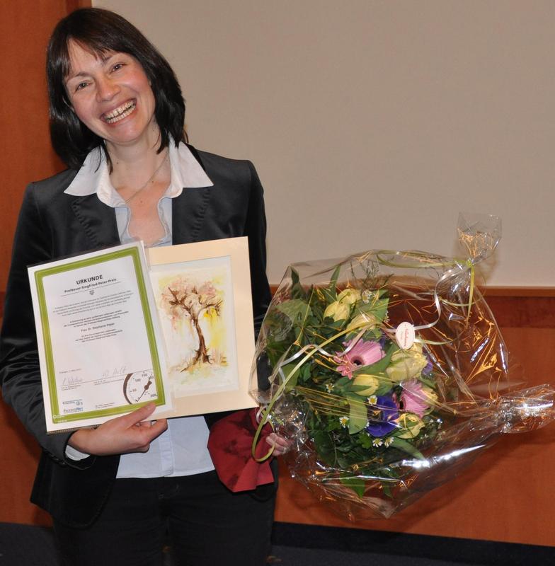 Dr. Stephanie Peper ist die erste Preisträgerin des mit 1.500 € dotierten Professor-Siegfried-Peter-Preises. Er wird für herausragende, zukunftsweisende und publizierte Forschungsarbeiten auf dem Gebiet der Hochdruckverfahrenstechnik verliehen.
