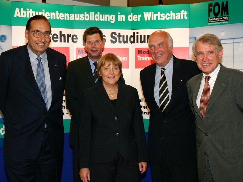 Dr. Angela Merkel, CDU-Vorsitzende, und Dr. Wolfgang Reiniger, Oberbürgermeister der Stadt Essen (ganz rechts) im Gespräch mit Verantwortlichen der FOM.