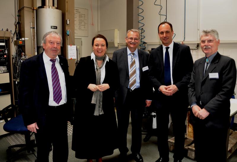 Staatssekretärin Ursula Heinen-Esser bei der Besichtigung des geotechnischen Labors der GRS in Braunschweig neben dem technisch-wissenschaftlichen Geschäftsführer Heinz Liemersdorf (l.) und (r. von ihr) dem Leiter des Bereichs Endlagersicherheitsforschung Tilmann Rothfuchs, dem kaufmännisch-juristischen Geschäftsführer Hans J. Steinhauer dem Leiter der Abteilung Prozessanalysen Dr. Horst-Jürgen Herbert. 