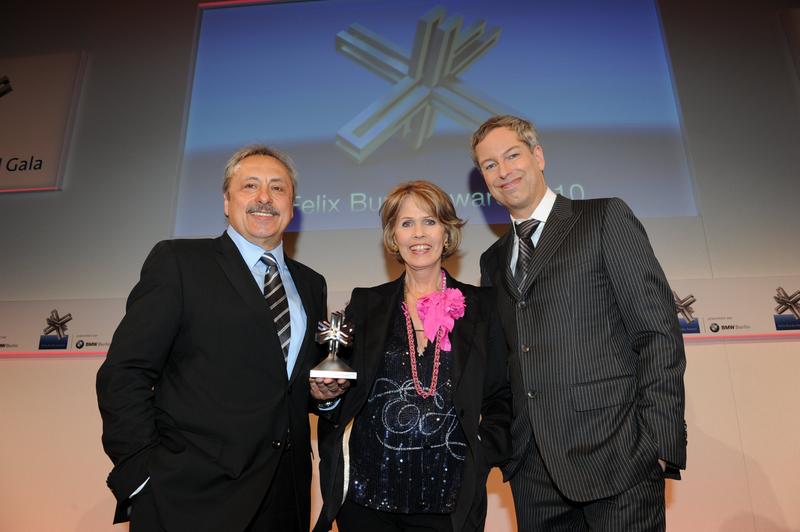 Wolfgang Stumph erhielt Felix Burda Award 2010. Dr. Christa Maar überreichte die Trophäe. Rechts: Moderator Thomas Hermanns.