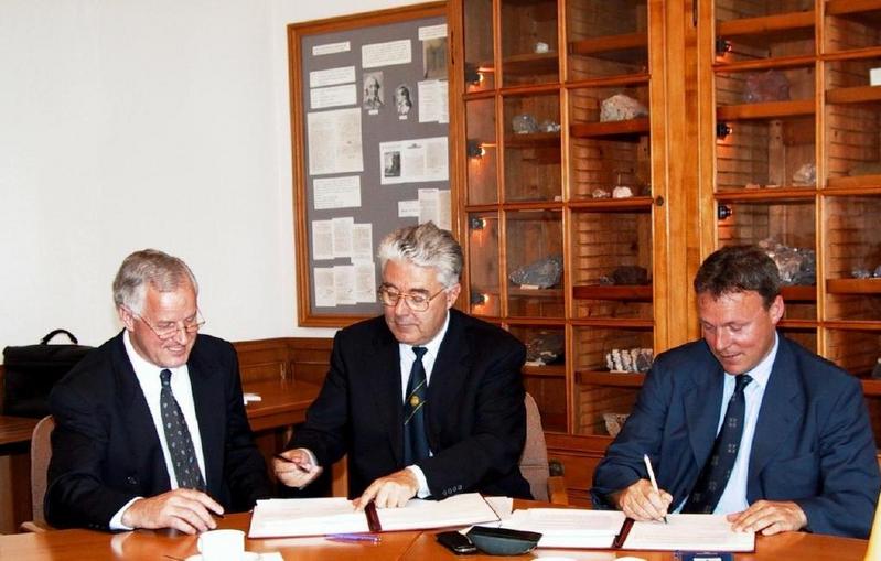 von links n. rechts: Der Präsident der Universität Lüneburg, Prof. Dr. Donner, Prof. Dr. Peter Dietz, Rektor der TU Clausthal, und Wissenschaftsminister Thomas Oppermann bei der Vertragsunterzeichnung.