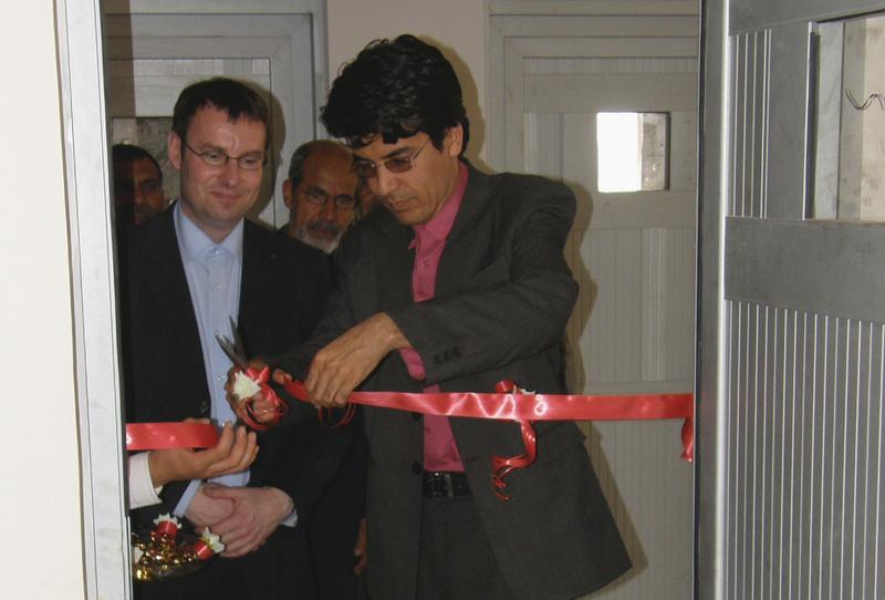 Der Präsident der Universität Herat, Ghulam Osman Barez Hussainy, eröffnet bei einer Feier offiziell das neue Chemielabor an der afghanischen Universität. Links Stephan Wagner vom Institut für Anorganische Chemie der Uni Würzburg, der mit seinem Kollegen Alfred Schertzer für die technische Abnahme des Labors zuständig war. 