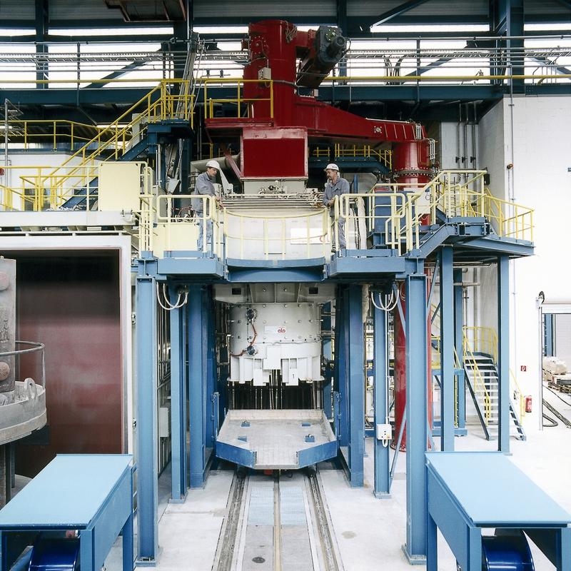 Das Besondere an der neuen Nickellegierung der ThyssenKrupp VDM: Er wird im Vakuum erschmolzen, hier im VIM (Vacuum Induction Melting)-Ofen in Unna. Foto: ThyssenKrupp