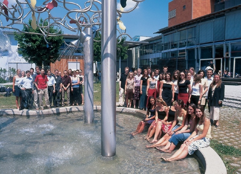Dort, wo sie hin gehören: Teilnehmerinnen und Teilnehmer des Diplom-Studiengangs Rechts- und Wirtschaftswissenschaft im Hof zwischen der Juristischen und der Wirtschaftswissenschaftlichen Fakultät. - Foto: S. Wyszengrad