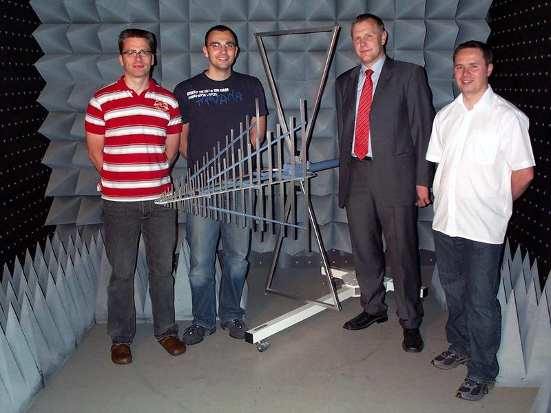 Forscherteam der Fakultät Elektrotechnik um Prodekan Prof. Matthias Richter (2.v.r.) in der Absorberkabine zur Prüfung der elektromagnetischen Verträglichkeit  