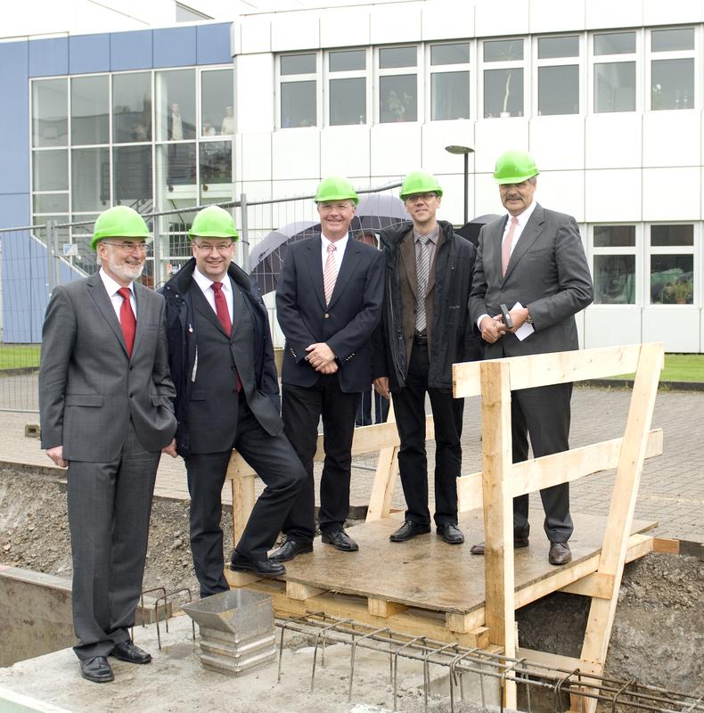 Legten den Grundstein für die neue Versuchshalle: (v.l.) Prof. Dr.-Ing. Axel Kuhn, Institutsleiter des Fraunhofer IML und TU Dortmund, Prof. Dr.-Ing. Uwe Clausen, Institutsleiter des Fraunhofer IML und TU Dortmund, Prof.-Dr. Michael ten Hompel, geschäftsführender Institutsleiter des Fraunhofer IML und TU Dortmund, Prof. Dr. Andreas Brümmer, Dekan der Fakultät Maschinenbau der TU Dortmund, Dr. Ernst-Hermann Krog, Leiter Logistik der Audi AG und Vorsitzender des Kuratoriums des Fraunhofer IML.