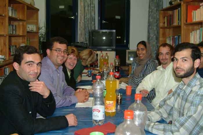 Gästeabend im Sept. 2004 in der Bibliothek des Greifswalder Gebetsraums (v.r.n.l.): Mohammad Alkilzy, Andreas-Sharif Busch und seine Frau Iman, Daniela Heiden, Ibrahim Al-Najjar, Ismail Haj-Hamdo (Photo: EdmundvPechmann)