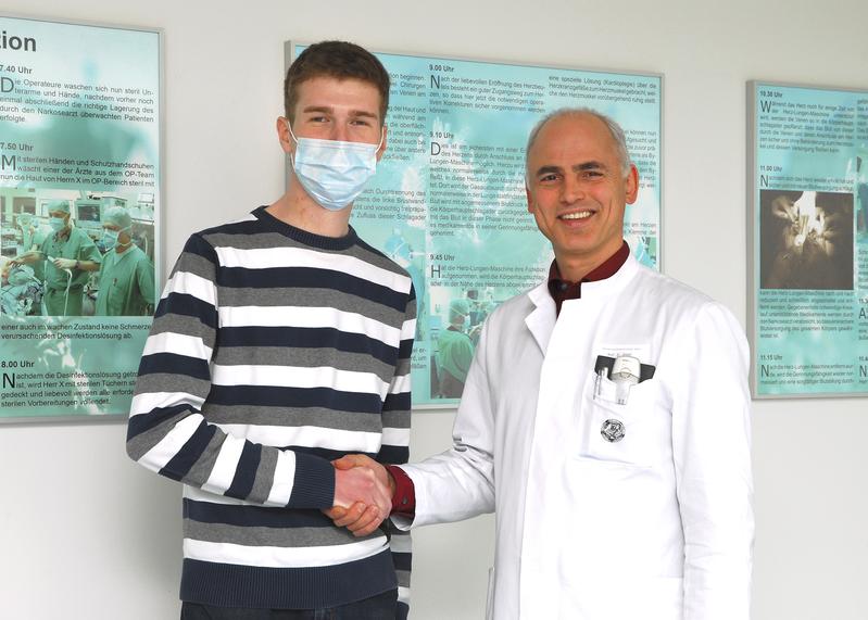Erleichtert nach der erfolgreichen Operation: Kai K.., der 100. Patient, dem am Universitätsklinikum Jena ein Herz transplantiert wurde, und sein Operateur, Prof. Dr. Khosro Hekmat. 