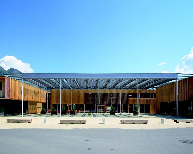 Das Gemeindezentrum in Ludesch (Vorarlberg), Praxisbeispiel für energieeffizientes Bauen. 