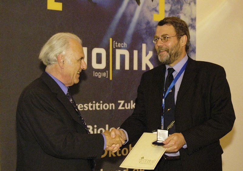 Prof. Werner Nachtigall (li.) erhält die Treviranus-Medaille aus der Hand des vdbiol-Präsidenten Prof. Jacobsen. (c) E. Lichtenscheidt