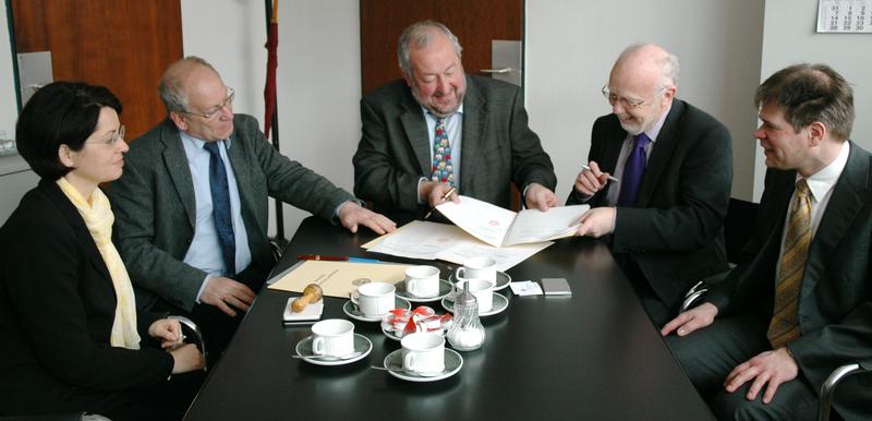 Petra Kienle, Christopher Moss, Prof. Dr. Harald Lachnit, Prof. Dr. Roger Vickermann, Prof. Dr. Bernhard Nietert bei der Unterzeichnung des Partnerschaftsabkommens