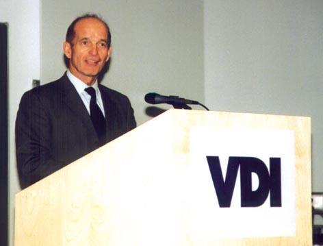 Der Präsident des Vereins Deutscher Ingenieure (VDI), Prof. Hubertus Christ, bei seiner Rede auf der "Chemnitzer Industrie Kontakte" (CIK 2000) - Foto: Dr. Bruno Lull