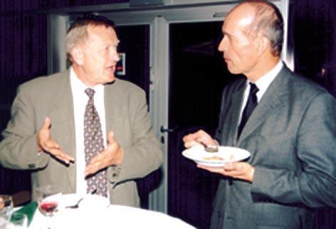 Fachsimpeln über die besten Wege zur Ausbildung junger Ingenieure: VDI-Präsident Prof. Hubertus Christ und der Physiker Prof. Günther Hecht, bis 1997 Rektor der Chemnitzer Uni, bei einem kleinen Imbiß am Rande der CIK 2000 - Foto: Dr. Bruno Lull