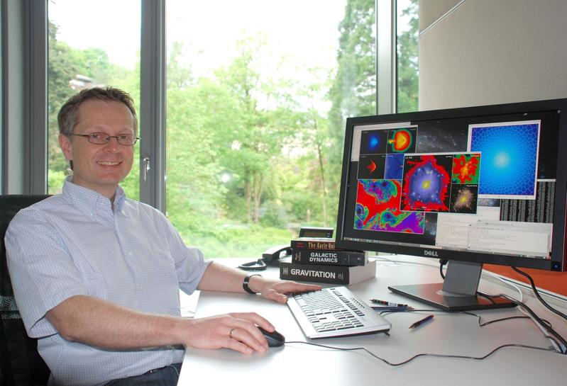 Computer statt Labor: Volker Springel an seinem Arbeitsplatz im HITS. 