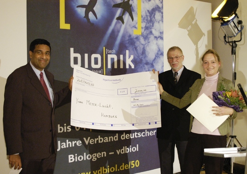 Preisverleihung des vdbiol-Studienpreises. Von links nach rechts: Bhuwnesh Agrawal (Leiter Applied Science Vertrieb Deutschland, Roche GmbH), Prof. Dr. Rainer Klee (Universität Gießen, vdbiol-Vizepräsident), Yvonne Meyer-Lucht, Hamburg
