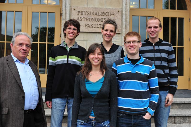 Der Studiendekan der Physikalisch-Astronomischen Fakultät der Uni Jena, Prof. Dr. Karl-Heinz Lotze, und das Team der Preisträger (v. l.): Julius Jöhrens, Katja Puschkarsky, Maria Gehre, Friedemann Polzin, Lucas Blitzer. 