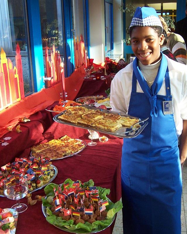 Auch auf Catering spezialisieren sich nachhaltig wirtschaftende Schülerfirmen. Jede Woche werden verschiedene Leckereien in der Cafeteria verkauft oder zu Veranstaltungen geliefert. Im Mittelpunkt des unternehmerischen Handelns solcher Schülerfirmen steht stets die Nachhaltigkeit.