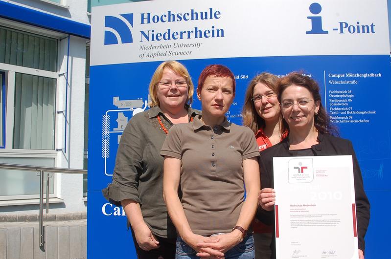 Bildunterschrift: Freuen sich über eine besondere Auszeichnung (v.l.): Gleichstellungsbeauftragte Martina Czernia, Projektleiterin Martina Vollbrecht sowie die stellvertretenden Gleichstellungsbeauftragten Angela Rheindorf und Simone Gebhardt-Bürkle. 