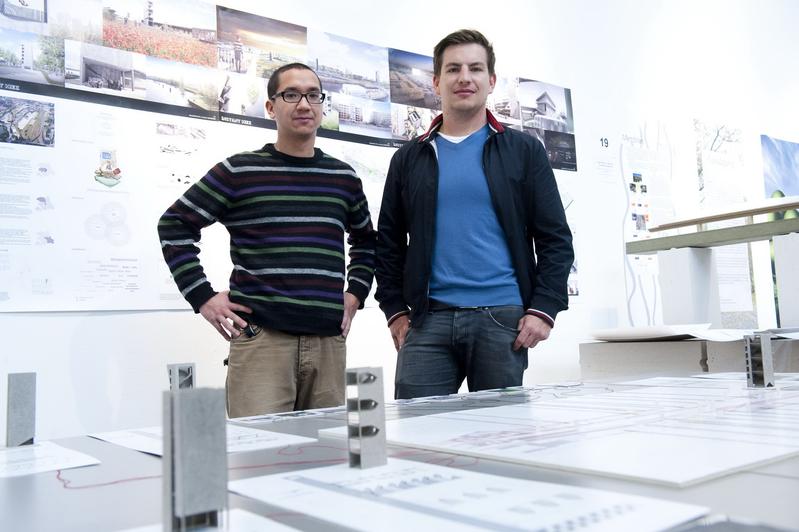 Felix Yaparsidi und Valentin Ott vom Institut für Raumkonzeption und Grundlagen des Entwerfens der Universität Stuttgart, Sieger des Architekturpreis 2010 vor ihrem Entwurf „Instant Kiez“.