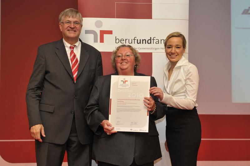 Staatssekretär Peter Hintze, Claudia Siebolds (FH Bund) und Bundesministerin Dr. Kristina Schröder (v.l.)