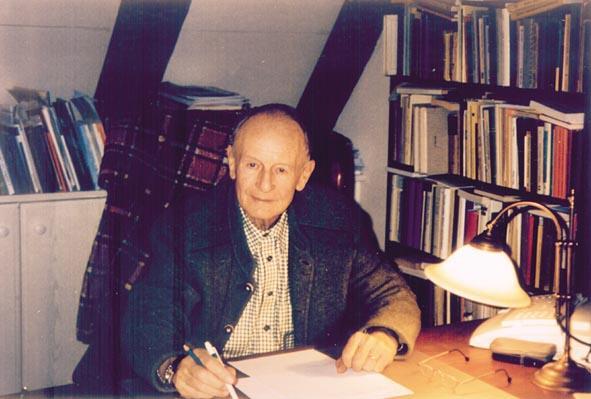 Hier kommen ihm die besten Gedanken: Prof. Hermann Lübbe an seinem Schreibtisch. - Foto: privat