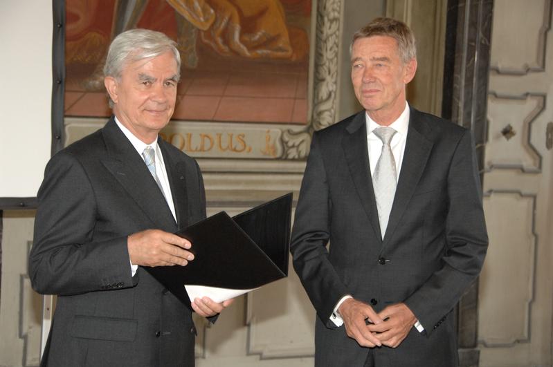 Prof. Dr. Dr. Dr. Hanns Hatt (r.) mit Reiner Schmidt, Stiftungsratsmitglied der Pfleger-Stiftung, bei der Preisverleihung.