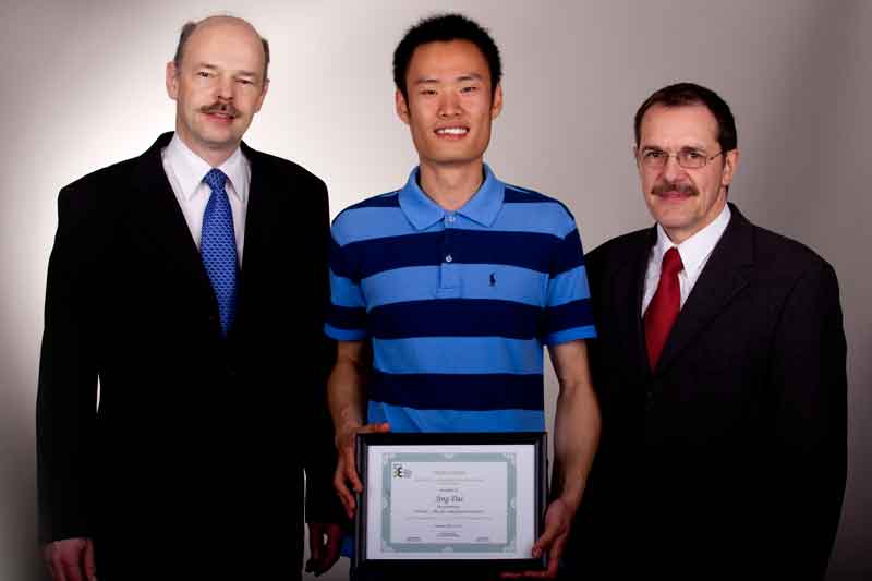 Jing Dai mit seinen beiden Betreuern Dipl.-Ing. Jörg Schmid (links) und Prof. Dr. Markus Tritschler (rechts)