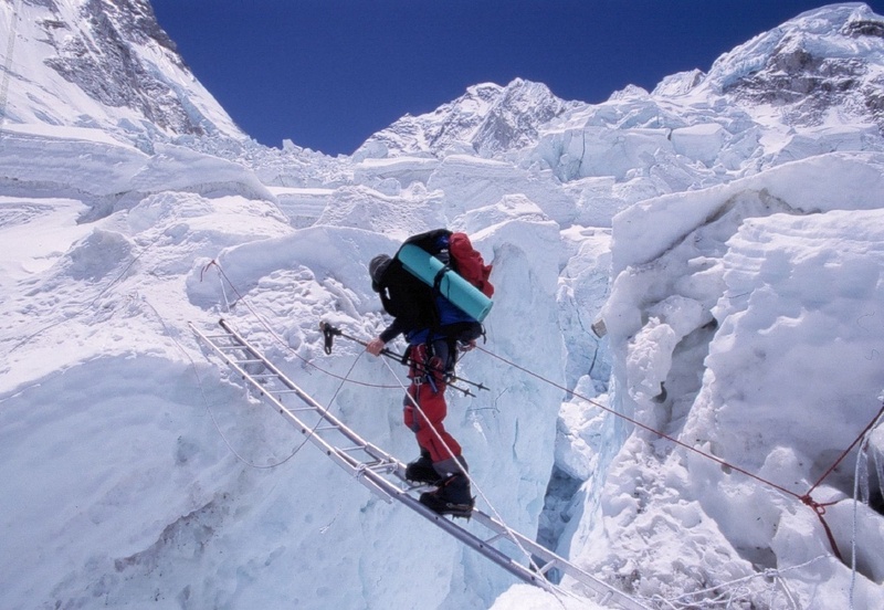 Mitglieder der Expedition bei der Überquerung einer Spaltenbrücke