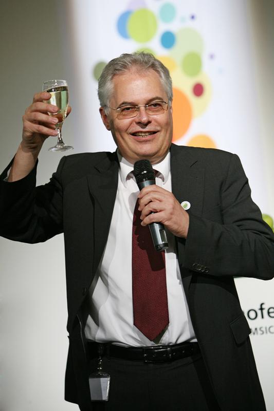 Ein Prosit auf 20 Jahre knackige Ideen bei Fraunhofer UMSICHT: Prof. Weidner stößt auf die nächsten 20 Jahre an 