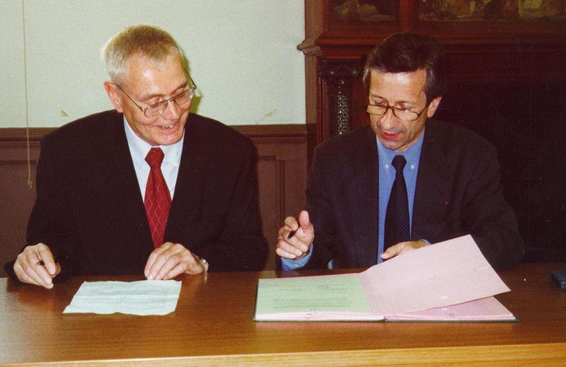 Bei der Unterzeichnung (von links:) RUB-Rektor Prof. Dr. Dietmar Petzina, Uni-Tours-Präsident Prof. Jacques Gautron