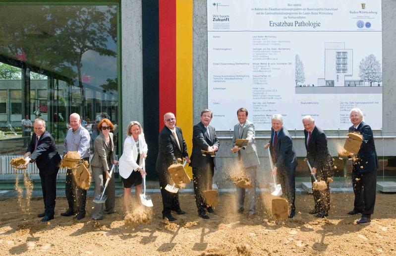 V.l.n.r.: Prof. Dr. Peter Schirmacher, Geschäftsführender Direktor der Heidelberger Universitäts-Pathologie, Michael Weindel, Architekt von Michael Weindel & Junior, Ministerialrätin Claudia Reusch, Finanzministerium Baden-Württemberg, Irmtraut Gürkan, Kaufmännische Direktorin des Universitätsklinikums Heidelberg, Werner Pfisterer, Landtagsabgeordneter für den Wahlkreis Heidelberg, Willi Stächele, Finanzminister Baden-Württemberg, Ministerialdirektor Klaus Tappeser, Ministerium für Wissenschaft, Forschung und Kunst Baden-Württemberg und Aufsichtsratvorsitzender des Universitätsklinikums Heidelberg , Prof. Dr. Bernhard Eitel, Rektor der Universität Heidelberg, Prof. Dr. J. Rüdiger Siewert, Leitender Ärztlicher Direktor des Universitätsklinikums Heidelberg, und Rolf Stroux, Leiter des Universitätsbauamtes Heidelberg.