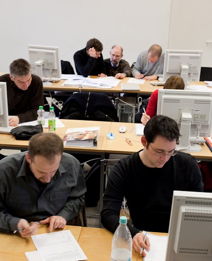 Informatik-Fernstudierende in einer Präsenzveranstaltung an der FH Trier