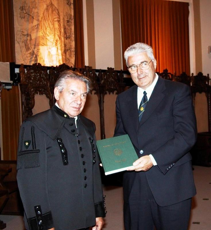 Das erste Exemplar des "Catalogus Professorum" nahm der Rektor, Prof. Dr.-Ing. Peter Dietz (rechts),  vom Verfasser, Professor Dr. Dr. h.c. Georg Müller, entgegen.