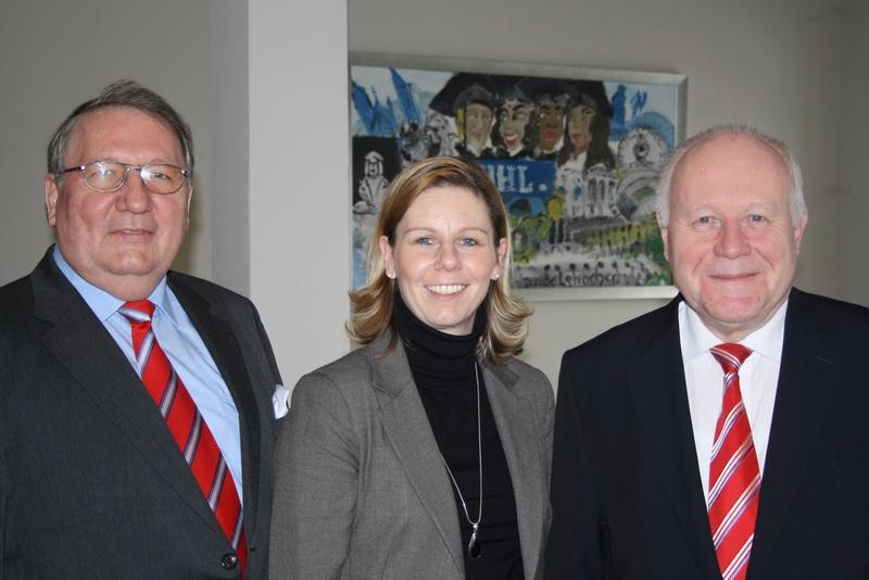 Kramerstiftung der Handelshochschule Leipzig (HHL) formiert sich neu. V.l.n.r.: Winfried Pinninghoff (Geschäftsführung WIPCOnsulting), Ulrike Maria Dienemann (Leiterin Hochschulentwicklung an der HHL) sowie Prof. Dr. Georg Milbradt (ehemaliger sächsischer Ministerpräsident) / Quelle: HHL