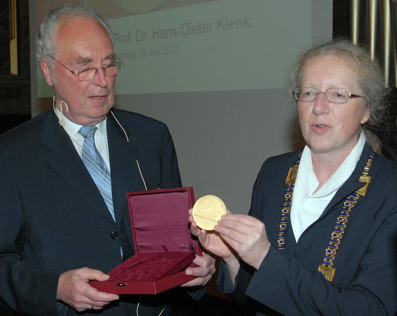 Professor Dr. Hans-Dieter Klenk nahm den Emil von Behring-Preis aus den Händen von Professorin Dr. Katharina Krause entgegen, der Präsidentin der Philipps-Universität. 