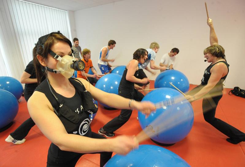 Puls, Laktatwerte und Atemgas: Studentin Jacqueline Böhr (vorne) trommelt unter Anleitung von Drums Alive-Erfinderin Carrie Ekins (r.).
